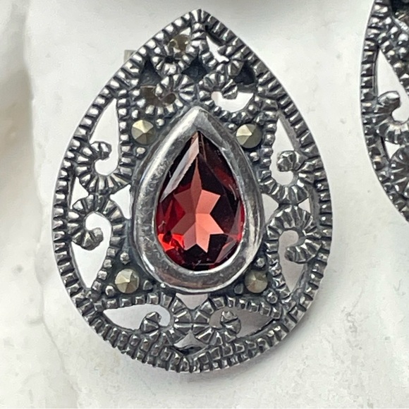 VINTAGE Sterling Silver Open Scroll Work Surrounding Red Gem Earrings - Picture 10 of 11